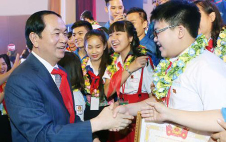 Chủ tịch nước Trần Đại Quang với các cháu thiếu niên